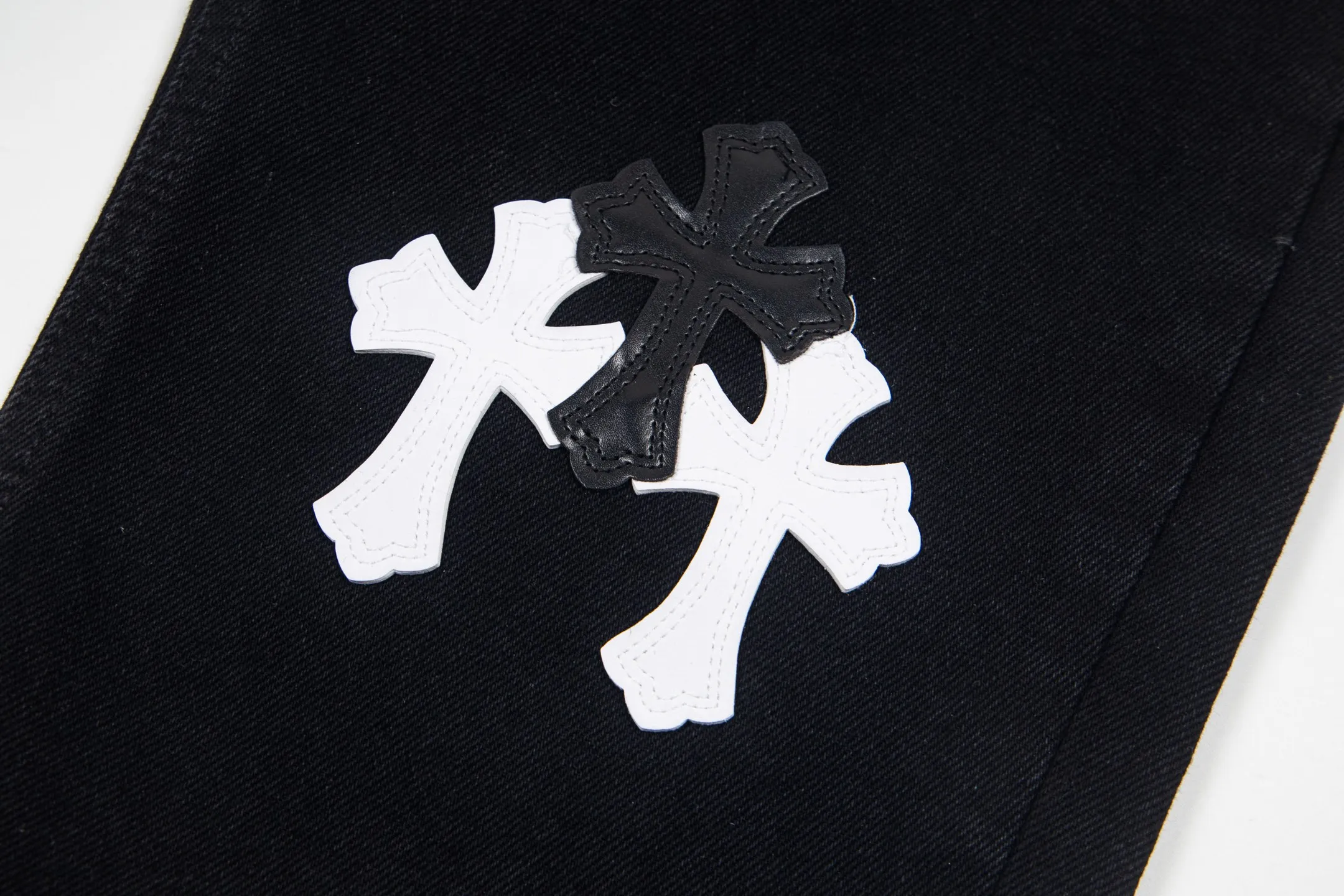 P260 Chrome Hearts Black Pants Sanskrit Black and White Patch Leather Jeans CH jeans need to be washed and then disassembled and hand-stitched with sheepskin cross leather and then spliced ​​together to complete. The whole piece has too many craftsmanship to explain, patchwork cross pattern embellishment, high-waisted washed jeans! ! Absolutely high-end luxury products, god-level single products and super popular products, made with top heavy industry, a must-see magic weapon. Customized hardware. The fabric is thick and soft after washing. It has good breathability. Customized small leather label. Unique design. The details are simple and elegant, and the workmanship is exquisite. The entire trousers are neatly routed and the details are in place! It’s so cool that both men and women can easily control the genderless trend! Style number: 1875# Color: black Size: 28 30 32 34